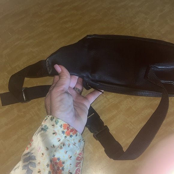 Eddie Bauer black Belt Bag w/ Adjustable Strap & Zippered Compartments - Picture 4 of 8